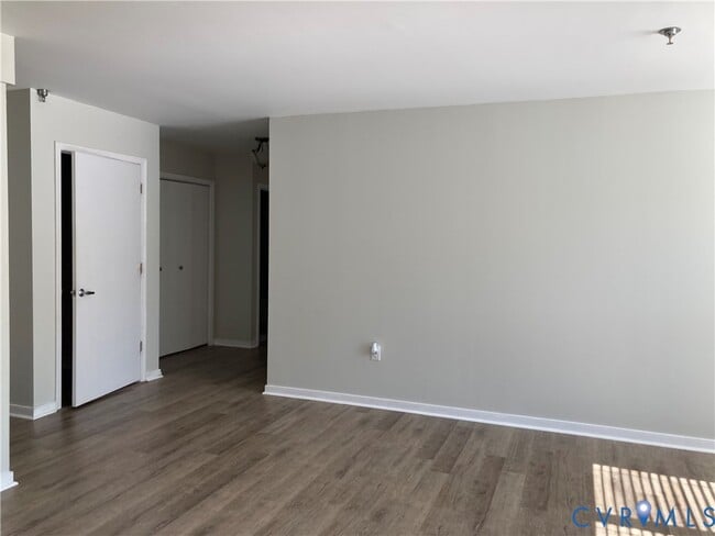 Building Photo - 14720 Village Square Pl