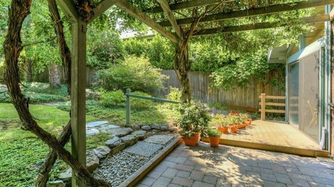 Building Photo - Serene 3 bed/2 bath home in beautiful garden setting | Available June