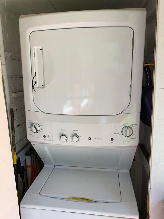 Building Photo - Charming 2/1 in the heart of St. Nicholas