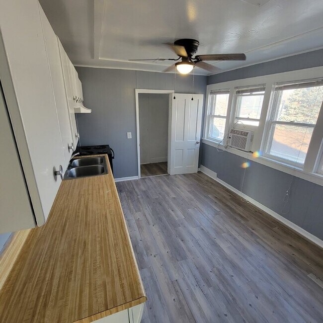 Building Photo - 1402 Willis Ave