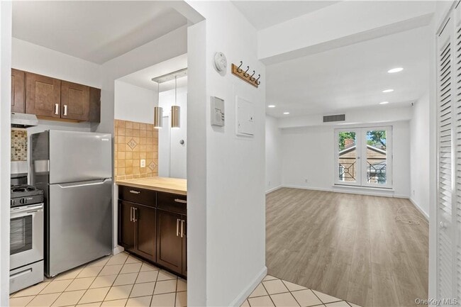 Building Photo - 501 N Barry Ave