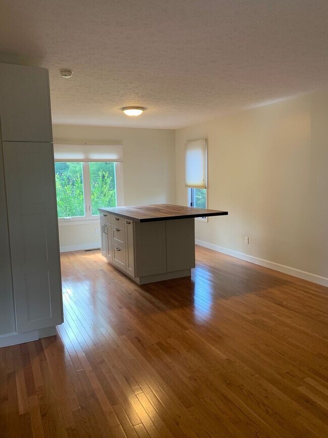 Building Photo - 1100 Cottonwood Dr