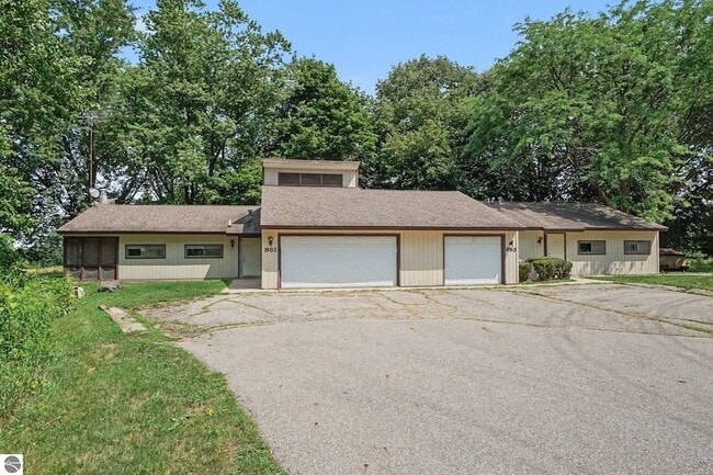 Building Photo - 983 Meadowbrook Dr