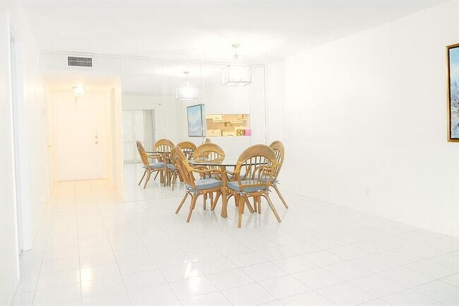 Building Photo - 950 Hillcrest Dr