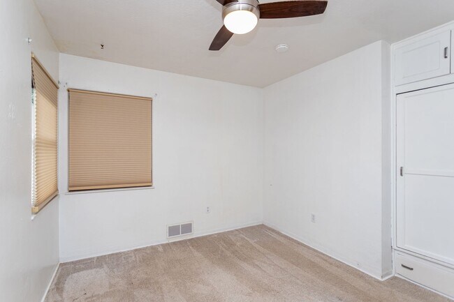 Building Photo - Lovely Downtown Property!