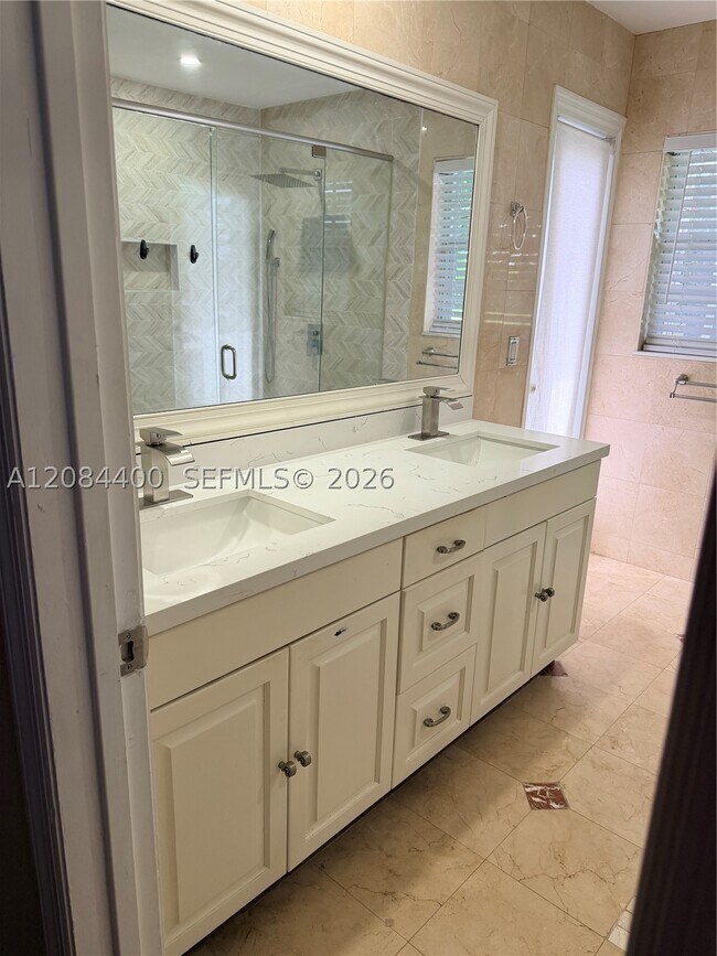 Building Photo - 16643 Golfview Dr