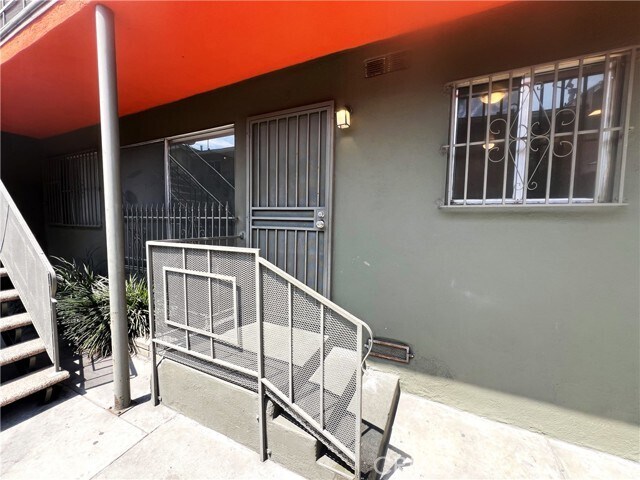 Building Photo - 620 W 82nd St