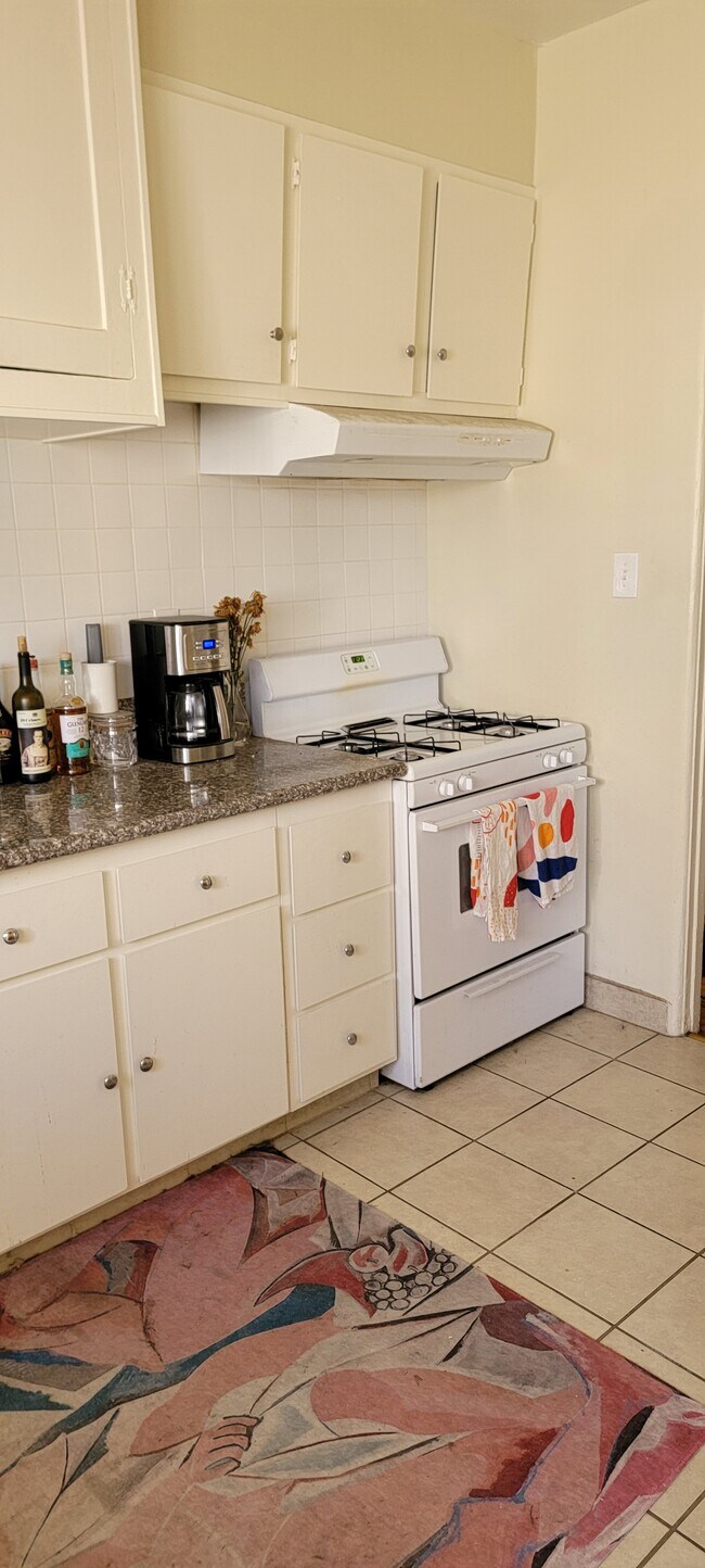 KITCHEN - 1345 S Mansfield Ave