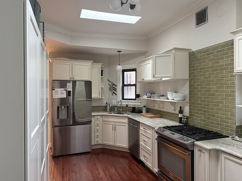 Kitchen - 2459 N Albany Ave