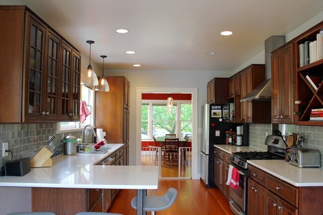Building Photo - Beautiful Queen Anne Craftsman Home!