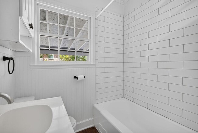 Building Photo - 216 E 57th St