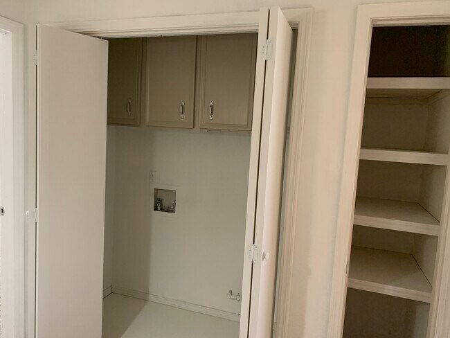 Building Photo - 902 W Edgewater St