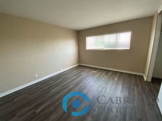 Building Photo - 4774 Mansfield St