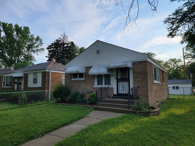 Building Photo - 9900 S Paxton Ave