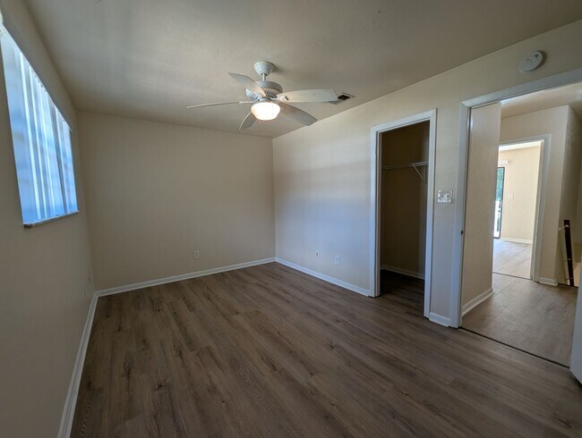 Building Photo - $1100 - 2 Bed/1½ Bath Townhouse - Mossy Oa...