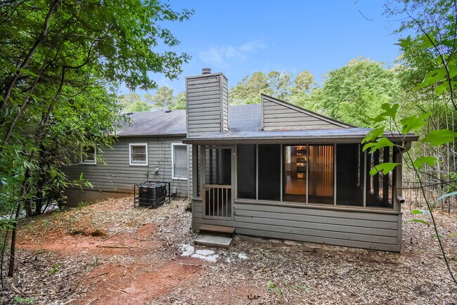 Building Photo - 185 Castleair Ct NE