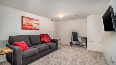 Building Photo - 886 Arthur Dr