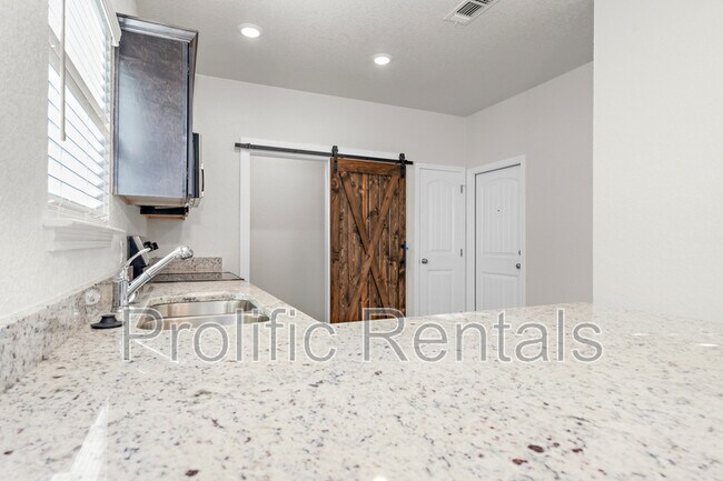 Building Photo - 103 Lost Trl