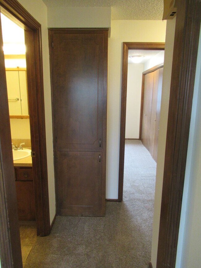 Building Photo - One Bedroom Apartment Close to Downtown