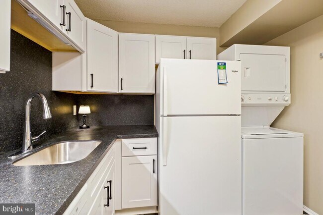 Building Photo - 15101 Interlachen Dr