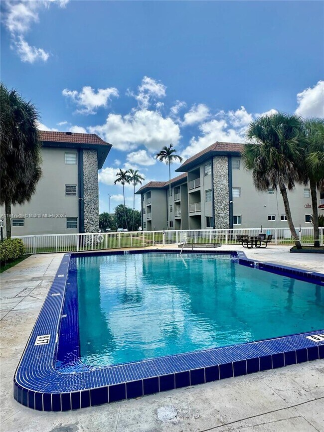 Building Photo - 6530 Lake Patricia Dr