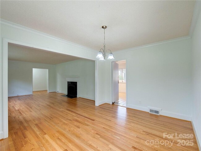 Building Photo - 1422 Holmes Dr