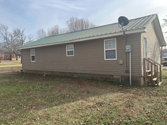 Building Photo - 3 bedroom, 1 bath house (pictures coming soon)