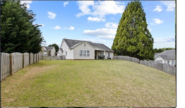 Building Photo - Spacious 3/2 Available Now!