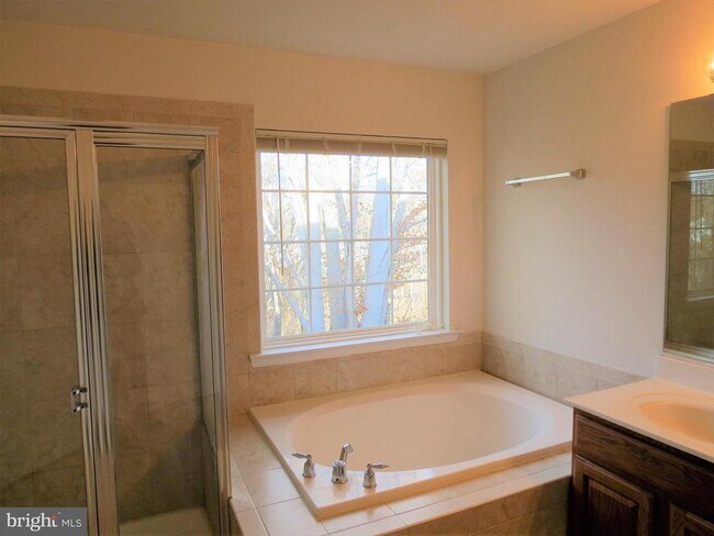 Building Photo - 3765 Bedford Dr