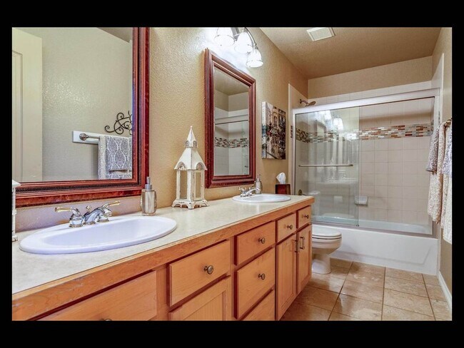 Building Photo - Fully furnished home for rent Castle Rock Short term