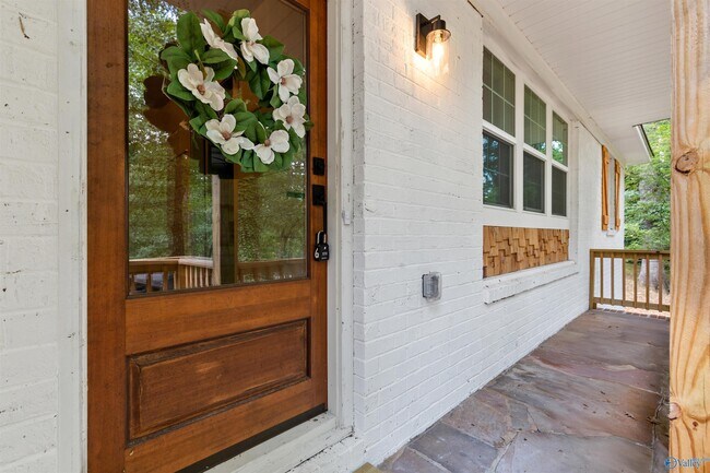 Building Photo - 7916 Valley View Dr SE