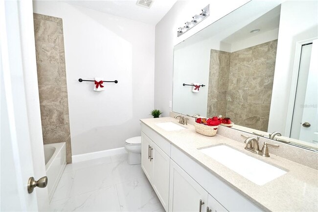 Building Photo - 13565 Fountainbleau Dr