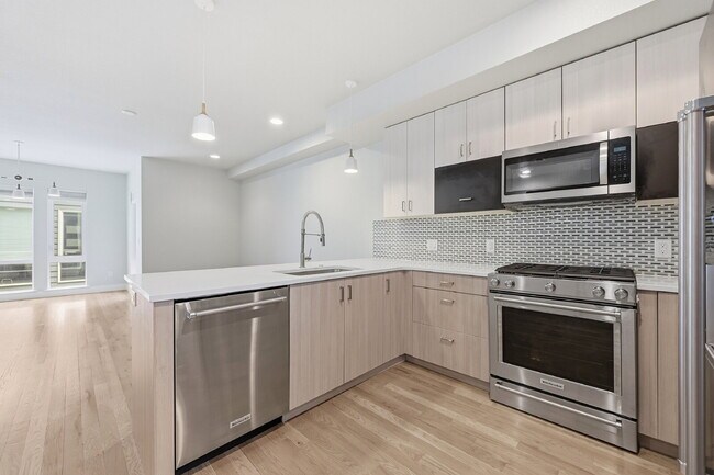 Building Photo - $3,440.95 with $300 off the first month's rent, 2 Beds - 4 Bath, Townhouse in Denver with Cozy Fi...
