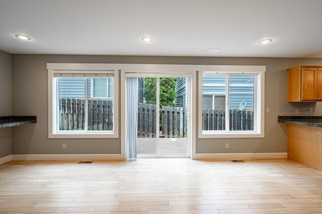 Building Photo - 3 Bedroom Townhome at The Vineyard