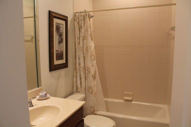 Building Photo - AVAILABLE May 1-2026 ...Spacious and Bright 3 bedroom-2.5 bath ground floor Condo in popular Hamm...