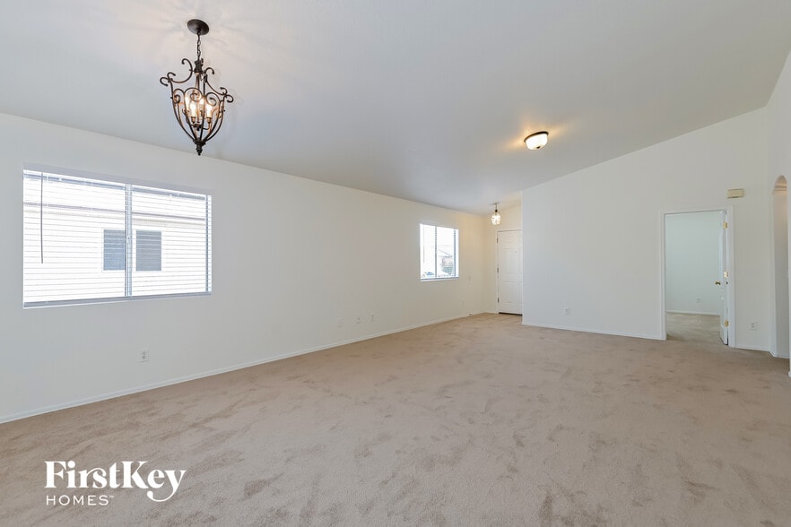 Building Photo - 3114 S Vaughn Dr