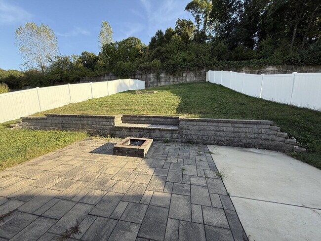 Building Photo - ***$300 incentive if rented by end of Nov!...