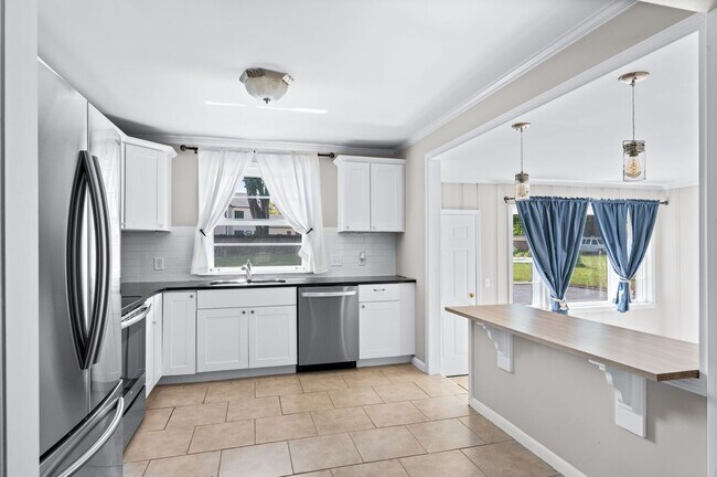 Building Photo - Beautifully Updated 3BR/1.5BA Home in Coveted Caldwell Hall!