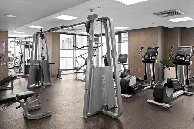 Building Photo - 950 Brickell Bay Dr