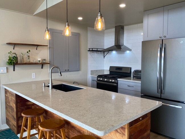 Building Photo - Charming Vintage 3-Bedroom, 1-Bath Home in Waimea