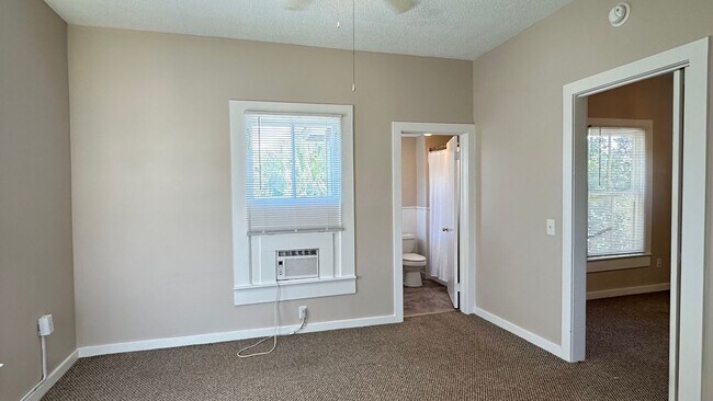 Building Photo - Great downtown location just 1-1/2 blocks off Centre St.!