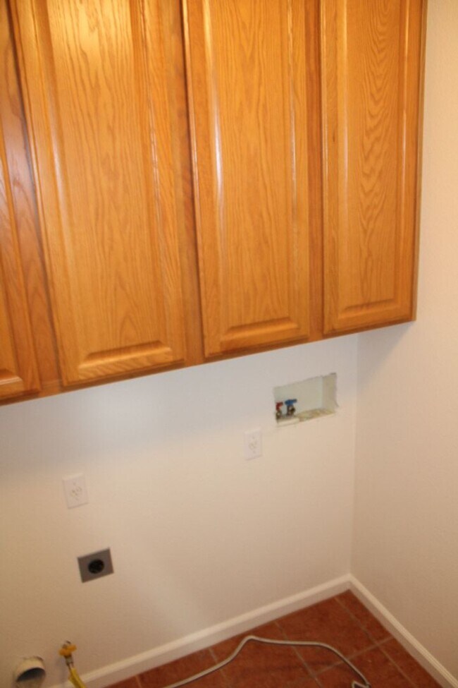 Building Photo - 524 Rosewood Ln