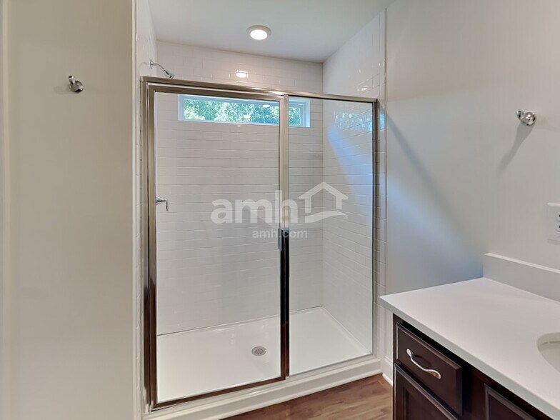 Building Photo - 639 Carnaby Ln