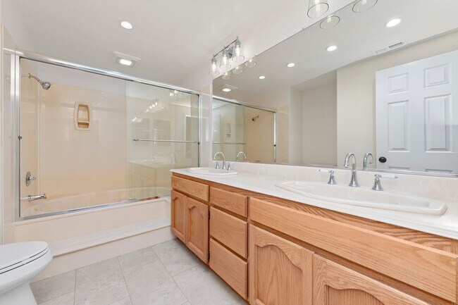 Building Photo - Newly Remodeled Townhome in Desirable Community!