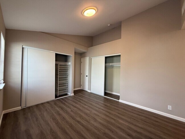 Building Photo - Nice and bright detached single-family res...