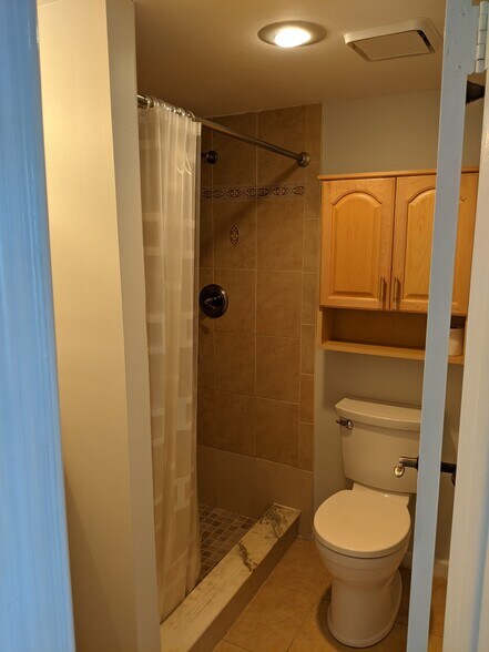 Guest Bathroom - 4501 NE 21st Ave