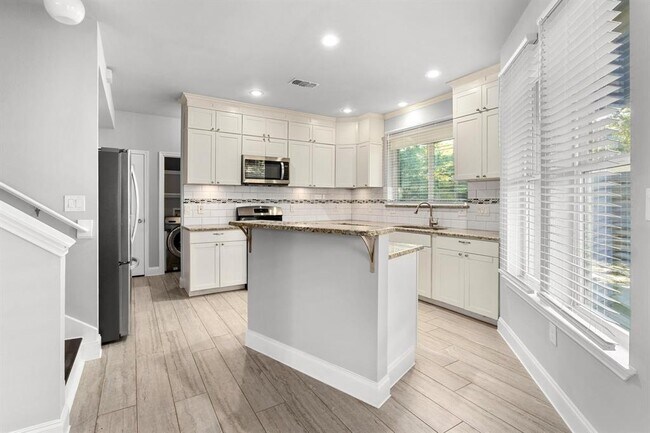 Building Photo - 2311 Santa Rita St