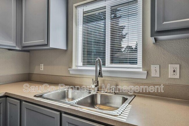 Building Photo - 2423 NW 3rd Ave