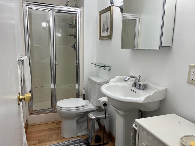 Building Photo - 896 Evergreen