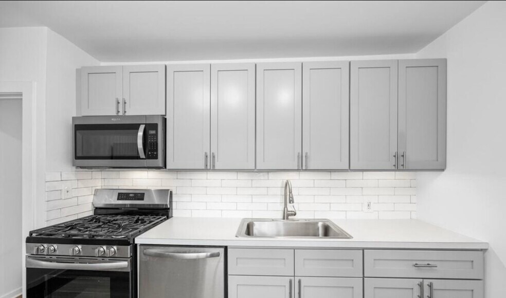 Building Photo - 911 Zeeland Ct NE